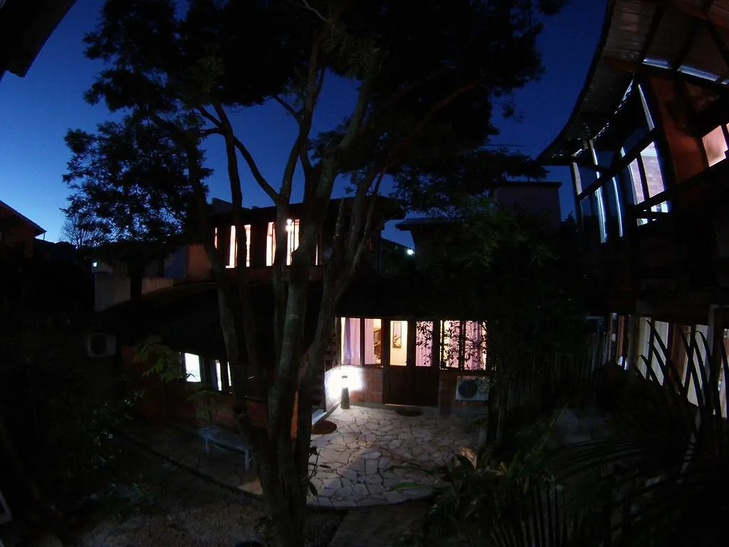 ** Pensión Hotel Caza Floripa Florianópolis Brasil